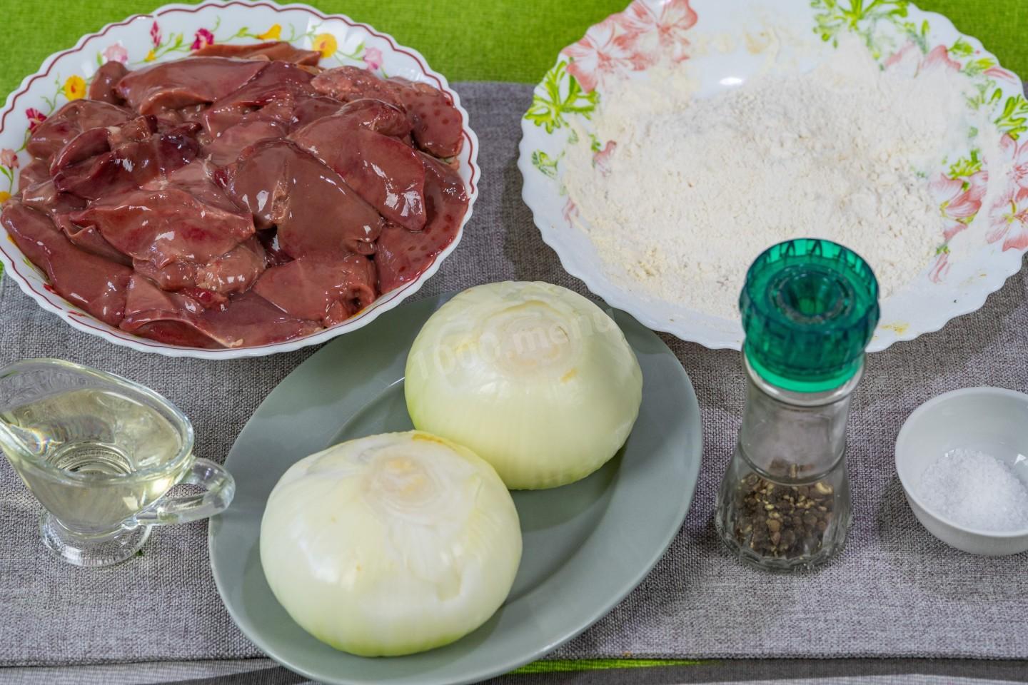 Шаг 1 приготовления Жареная куриная печень с луком на сковороде