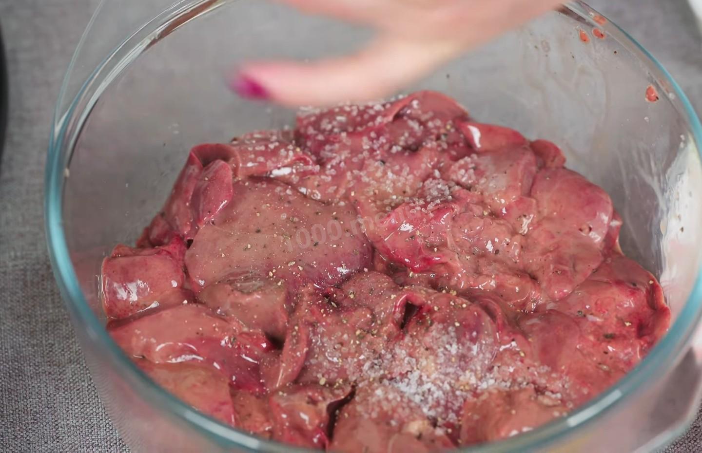 Шаг 2 приготовления Жареная куриная печень с луком на сковороде