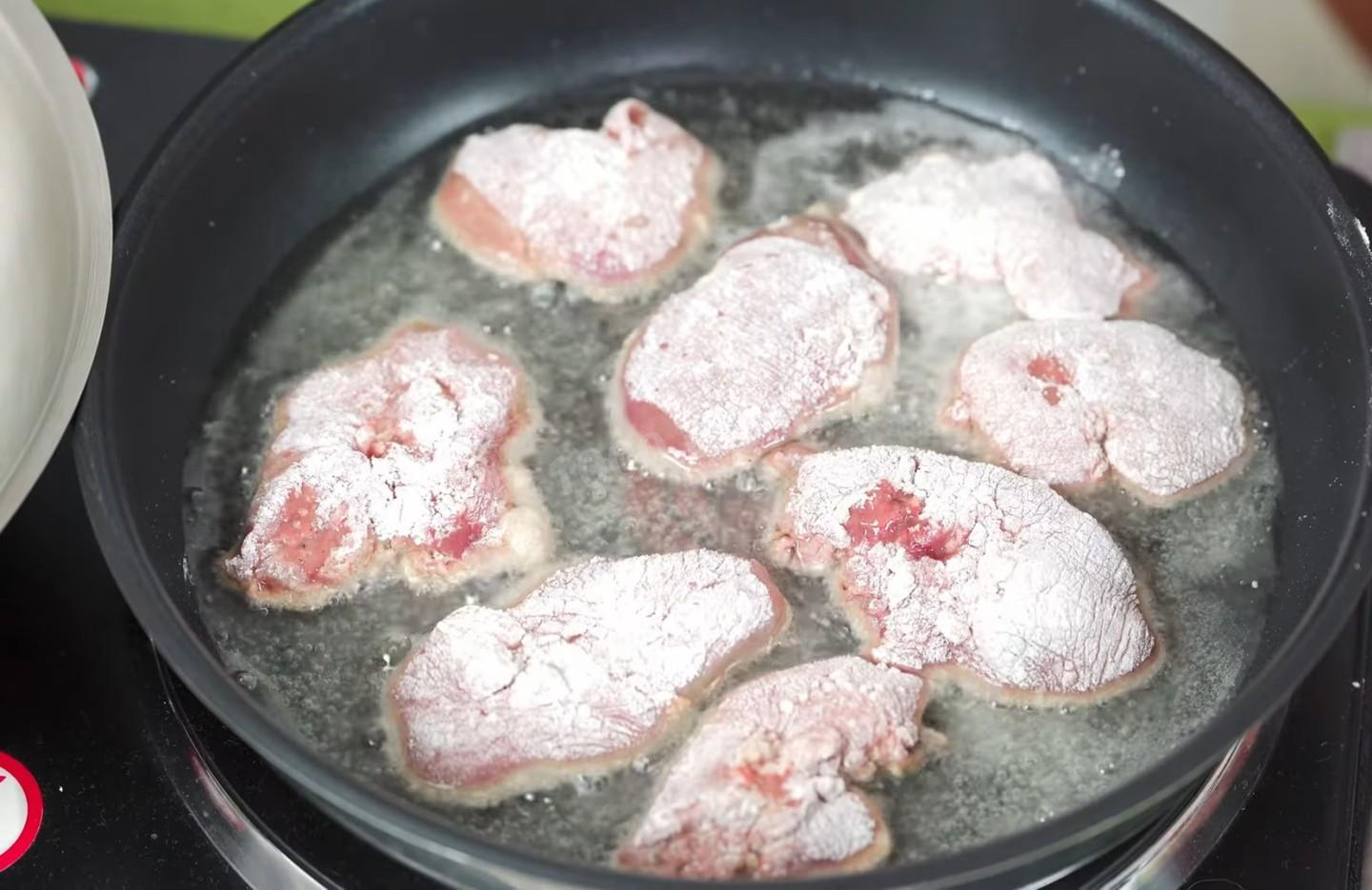 Шаг 4 приготовления Жареная куриная печень с луком на сковороде
