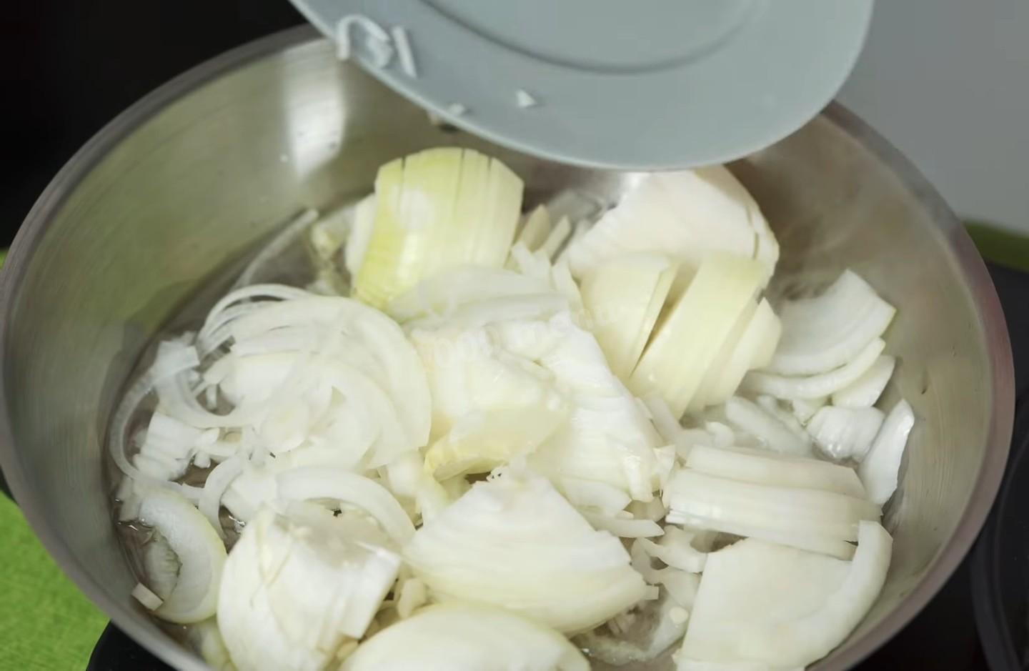 Шаг 5 приготовления Жареная куриная печень с луком на сковороде
