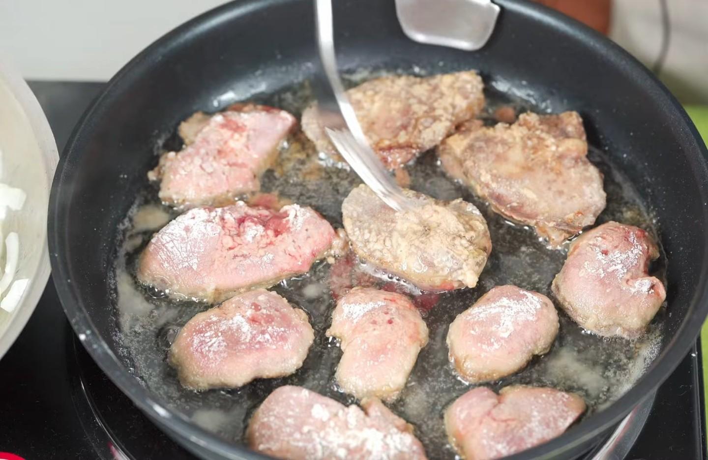 Шаг 6 приготовления Жареная куриная печень с луком на сковороде