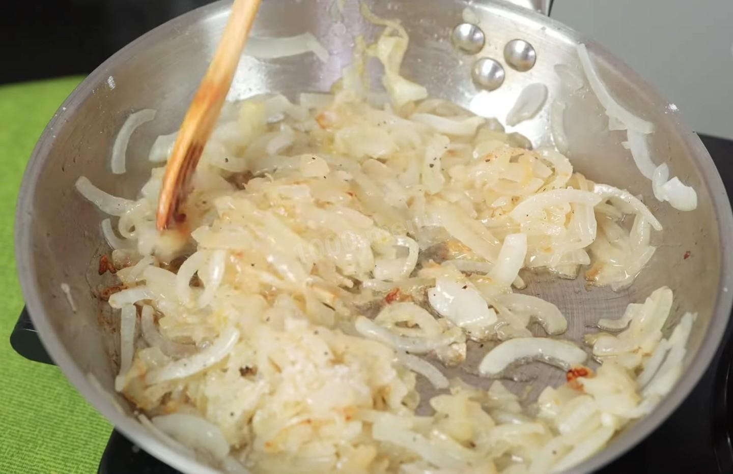 Шаг 7 приготовления Жареная куриная печень с луком на сковороде