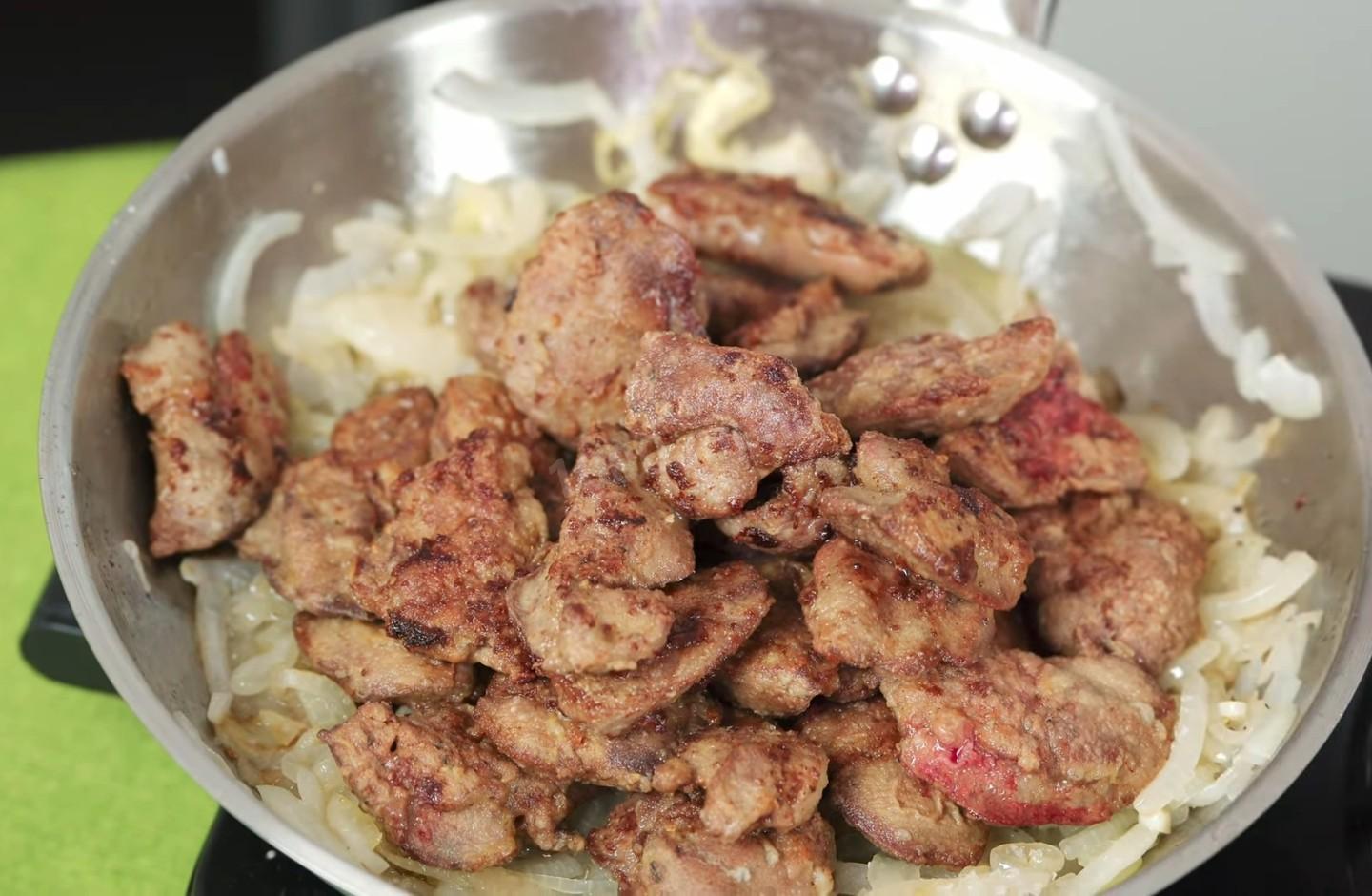 Шаг 8 приготовления Жареная куриная печень с луком на сковороде