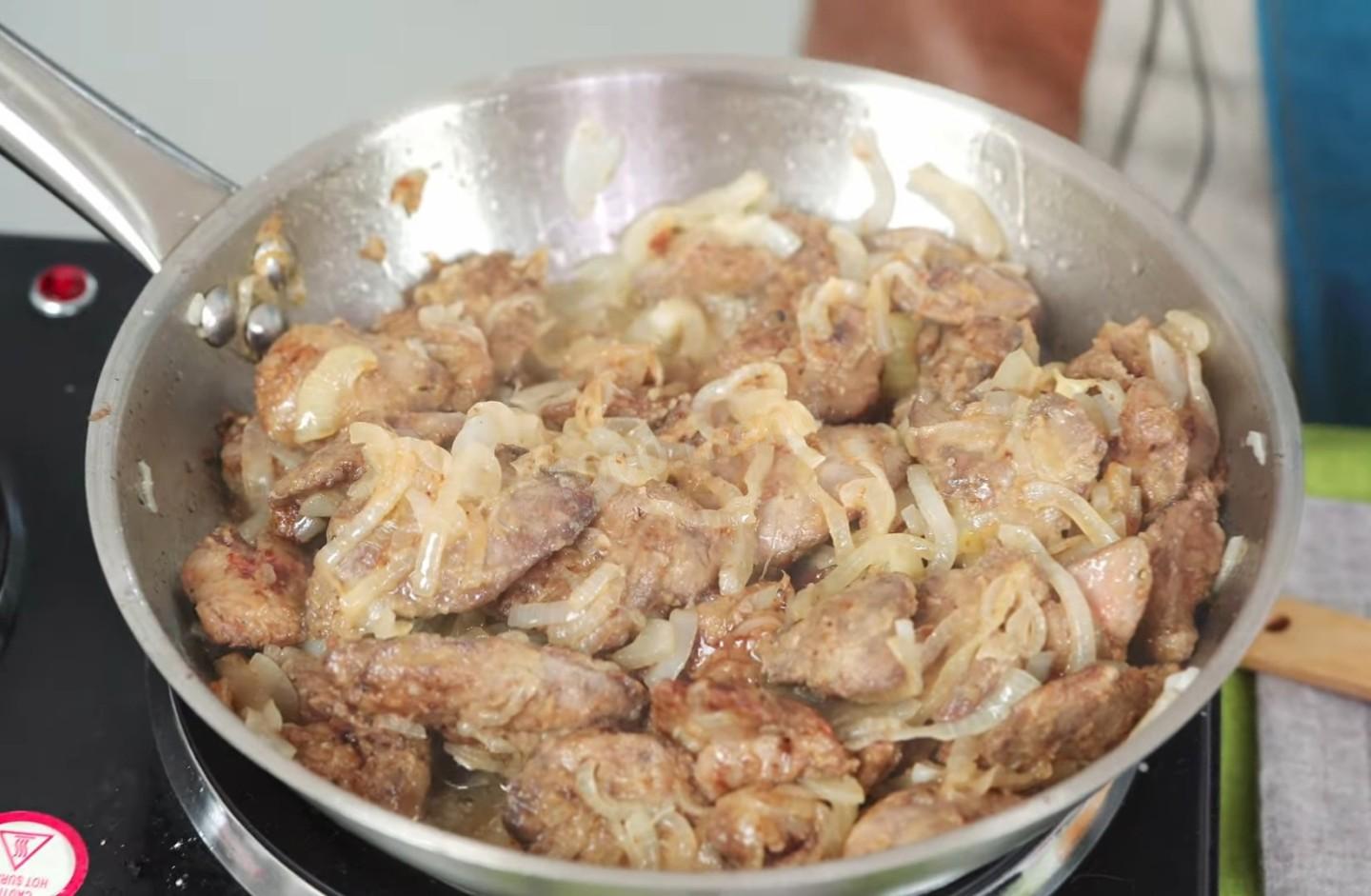 Шаг 9 приготовления Жареная куриная печень с луком на сковороде