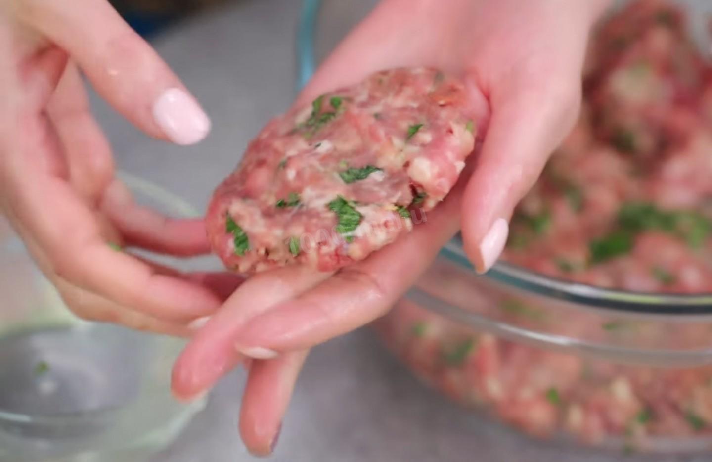 Шаг 8 приготовления Люля-кебаб из мясного фарша со специями на сковороде