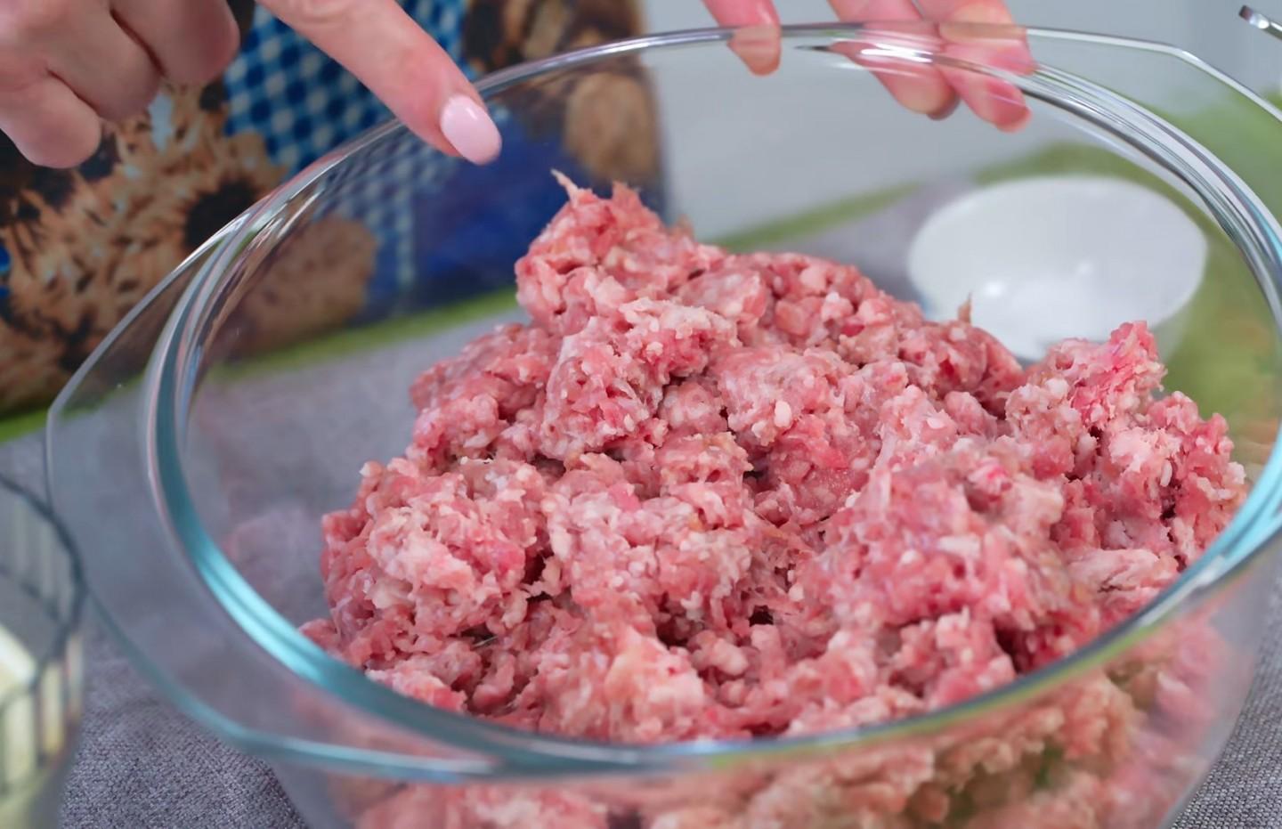 Шаг 2 приготовления Котлеты из смешанного мясного фарша в духовке