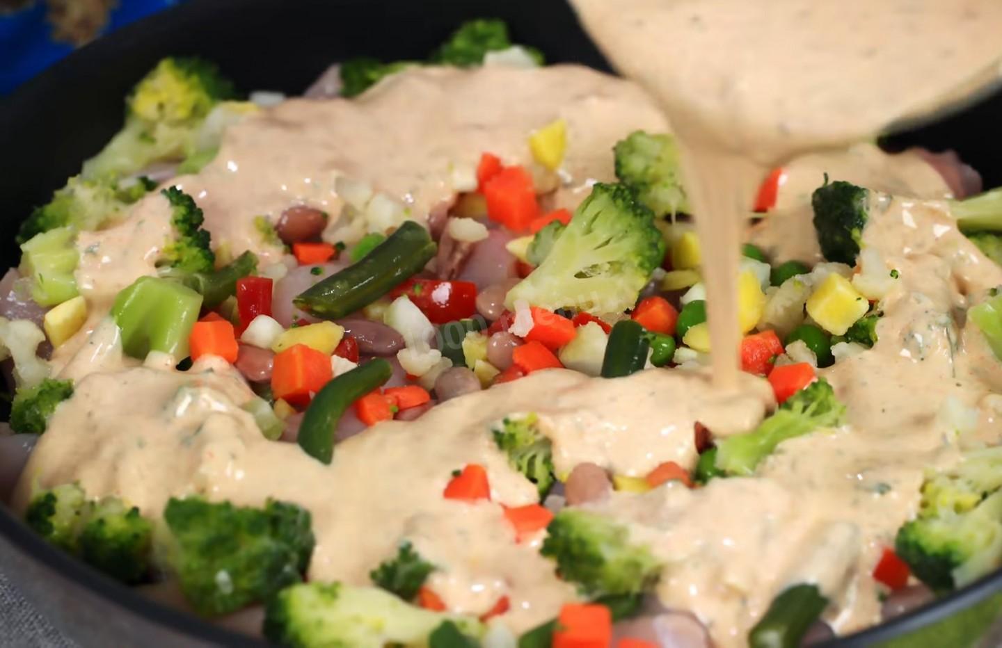 Шаг 10 приготовления Куриное филе запеченное с замороженными овощами и сыром