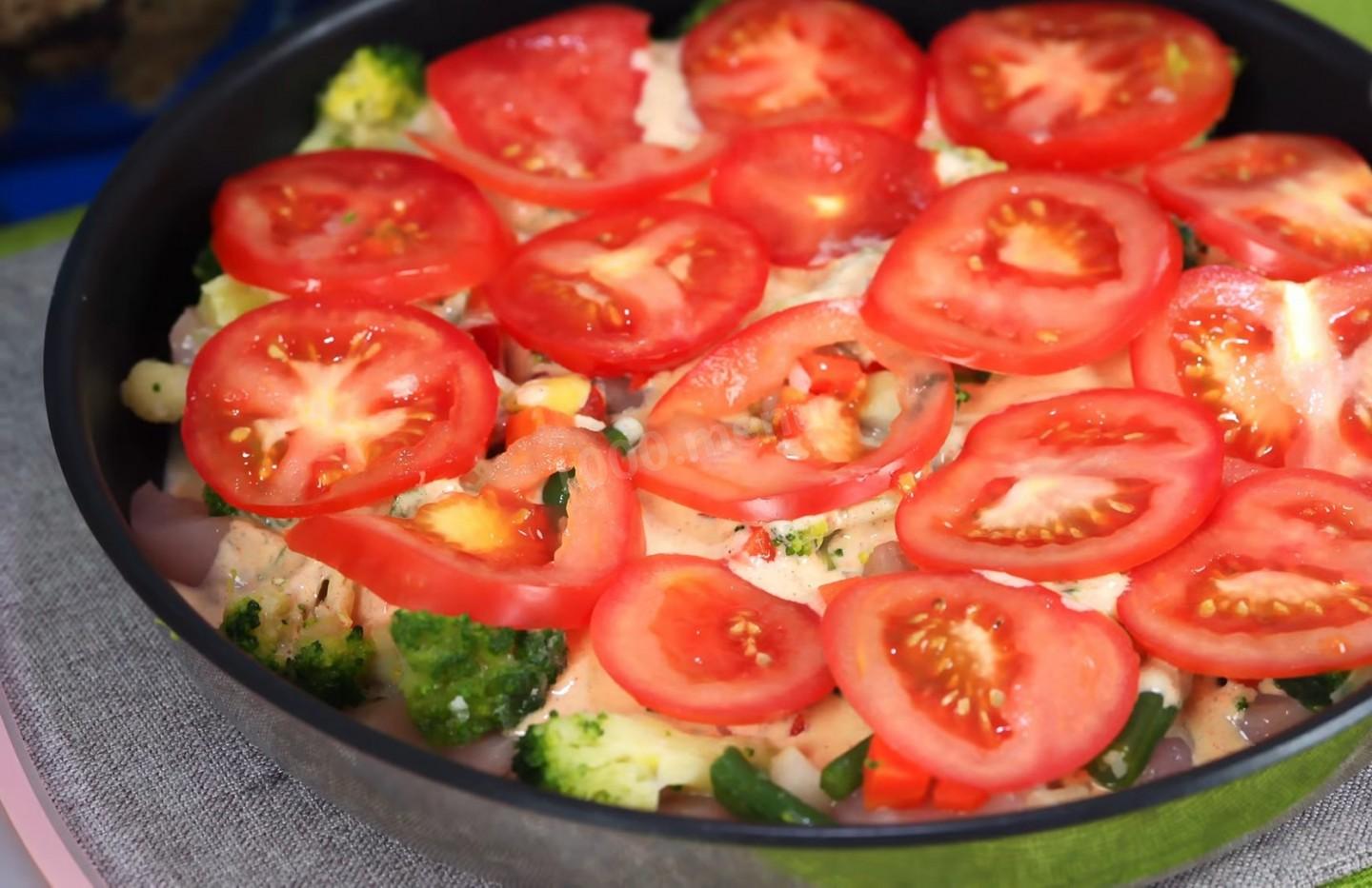 Шаг 11 приготовления Куриное филе запеченное с замороженными овощами и сыром