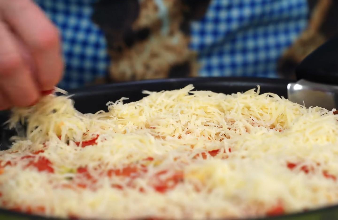 Шаг 12 приготовления Куриное филе запеченное с замороженными овощами и сыром