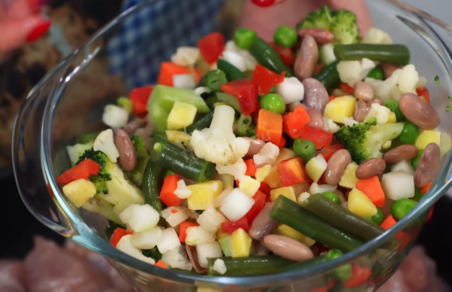 Шаг 8 приготовления Куриное филе запеченное с замороженными овощами и сыром
