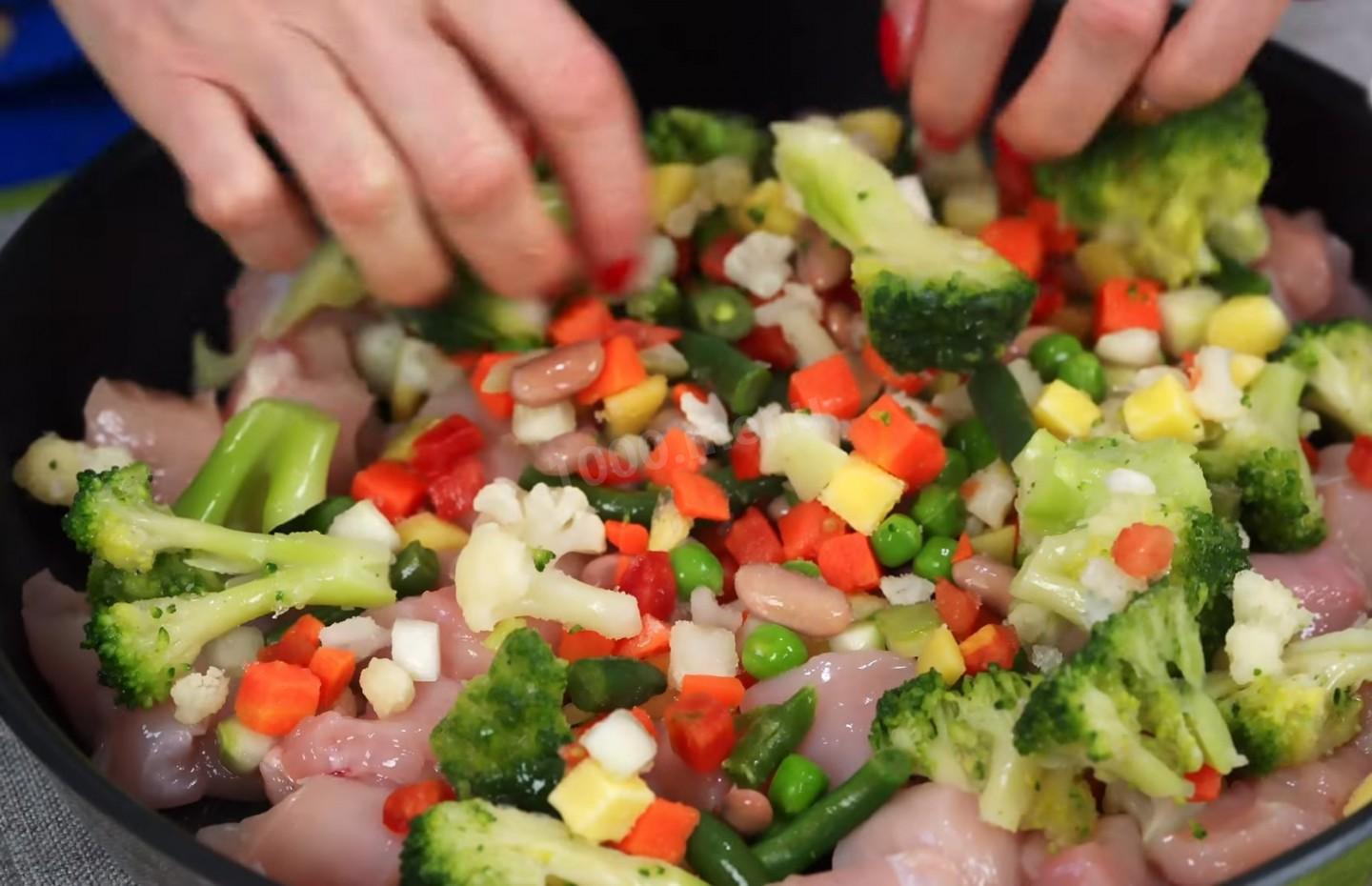Шаг 9 приготовления Куриное филе запеченное с замороженными овощами и сыром