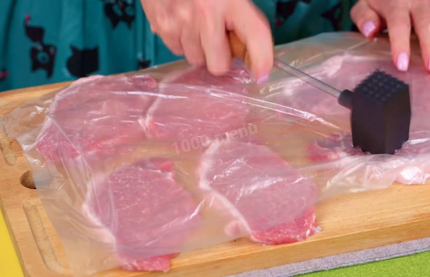 Шаг 2 приготовления Мясо свинины по-французски с овощами и сыром