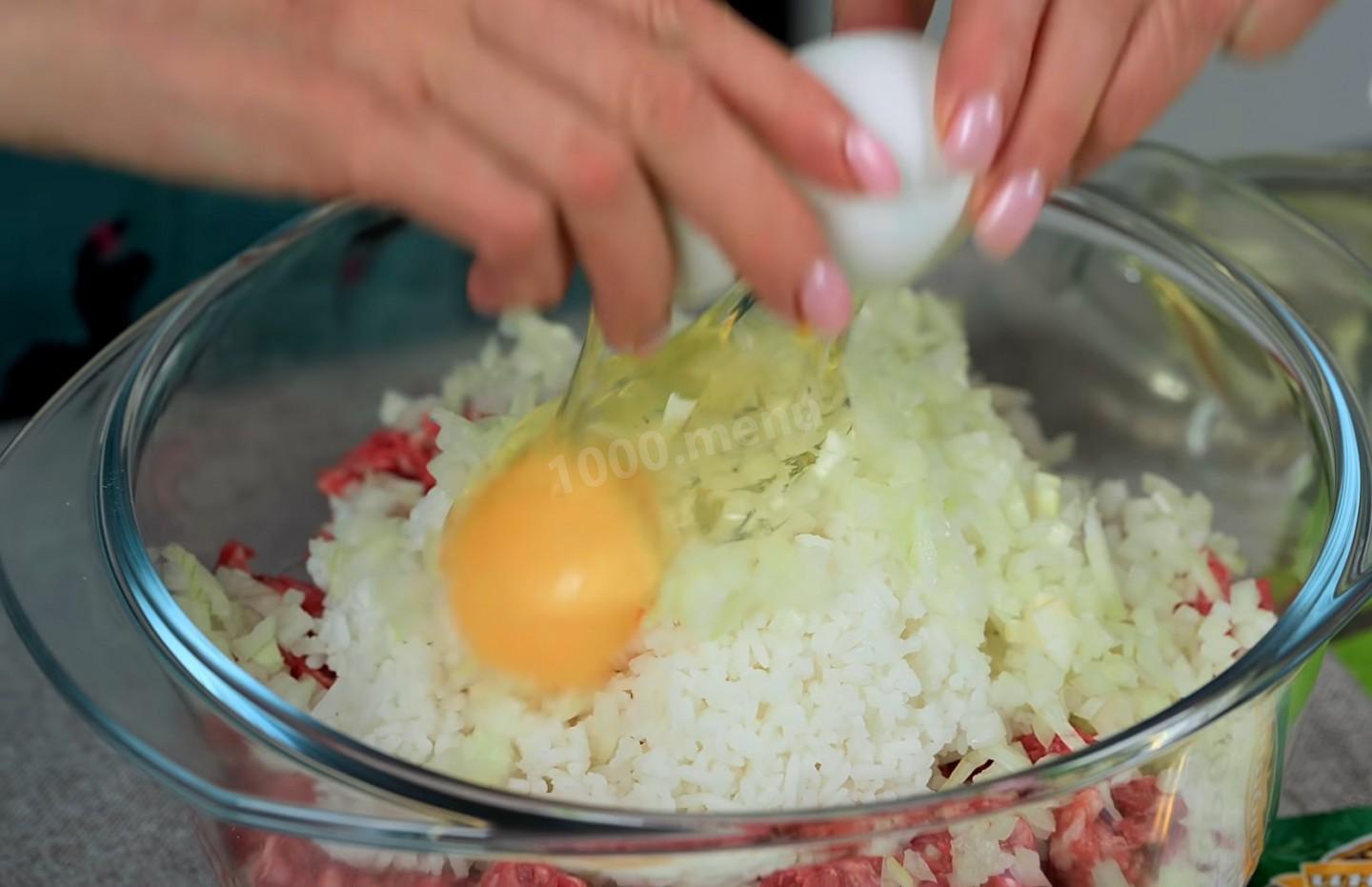 Шаг 1 приготовления Фрикадельки из мясного фарша с рисом в томатном соусе