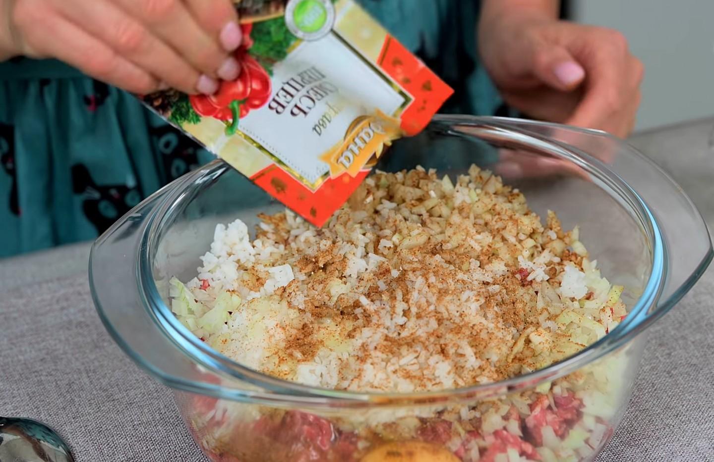 Шаг 2 приготовления Фрикадельки из мясного фарша с рисом в томатном соусе