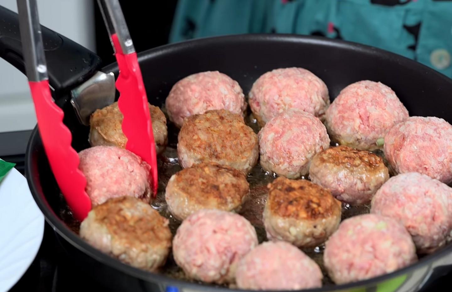 Шаг 9 приготовления Фрикадельки из мясного фарша с рисом в томатном соусе