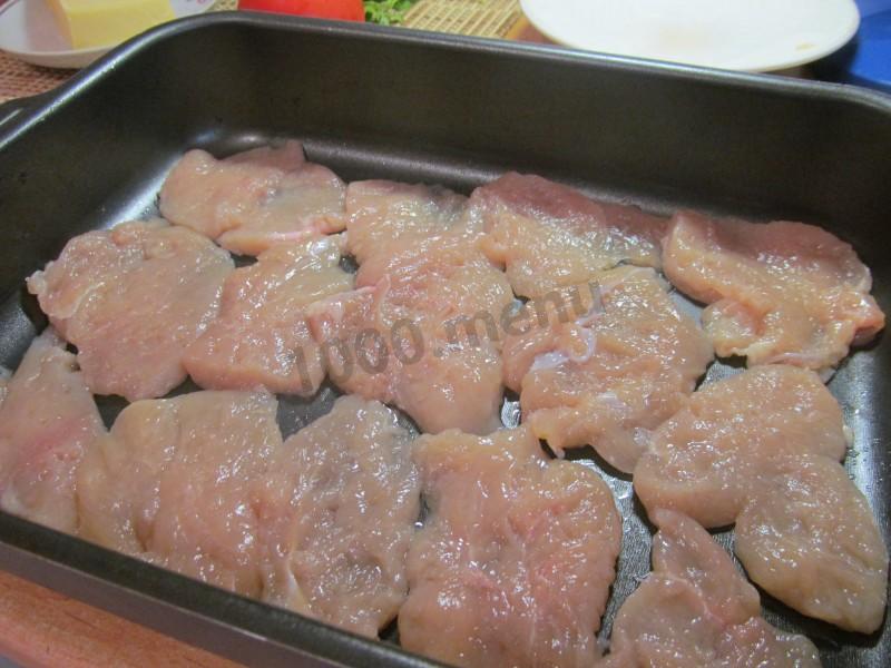 Шаг 4 приготовления Отбивные из куриных грудок с помидорами и сыром в духовке