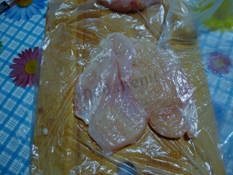 Шаг 1 приготовления Куриная грудка в укропном соусе с сыром внутри на сковороде