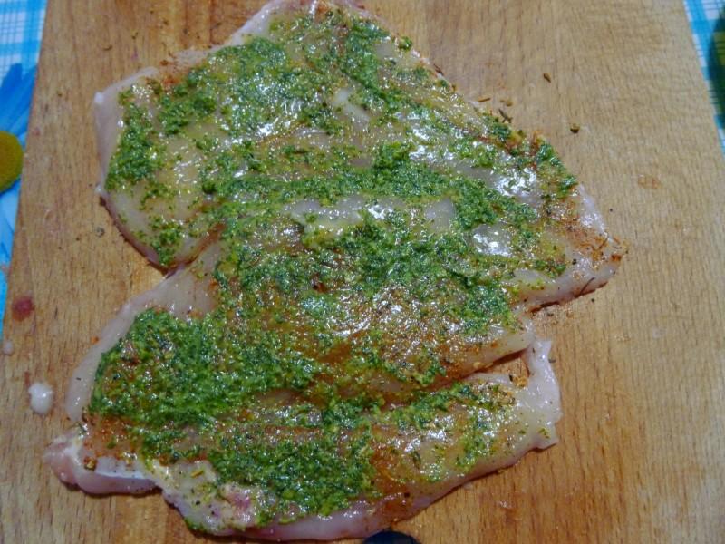 Шаг 4 приготовления Куриная грудка в укропном соусе с сыром внутри на сковороде