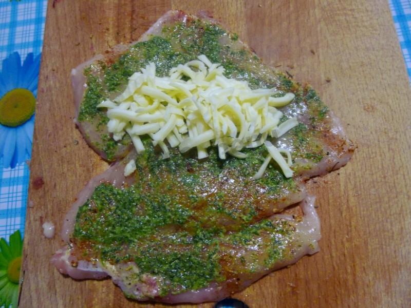Шаг 5 приготовления Куриная грудка в укропном соусе с сыром внутри на сковороде