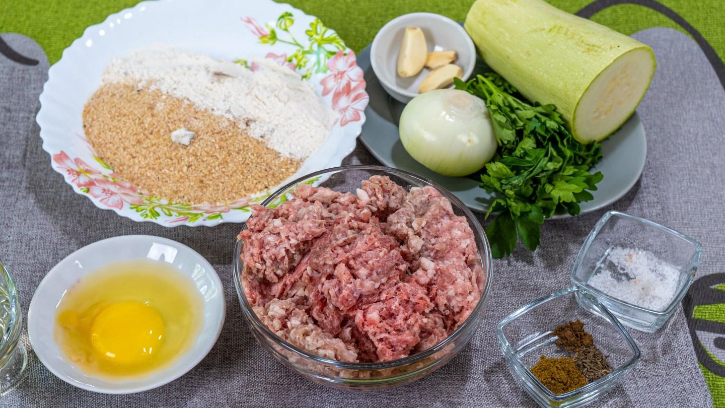 Шаг 1 приготовления Котлеты из свинины и говядины с кабачком