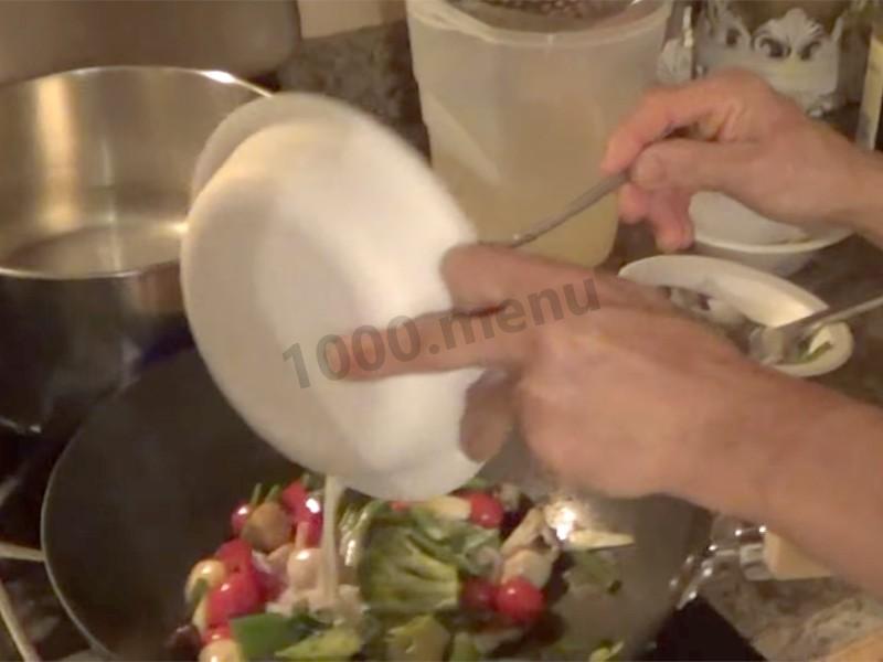 Шаг 11 приготовления Вок с овощами и грибами