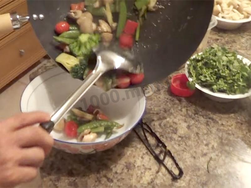 Шаг 12 приготовления Вок с овощами и грибами