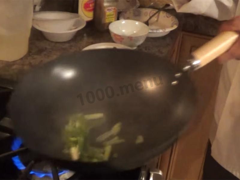 Шаг 7 приготовления Вок с овощами и грибами