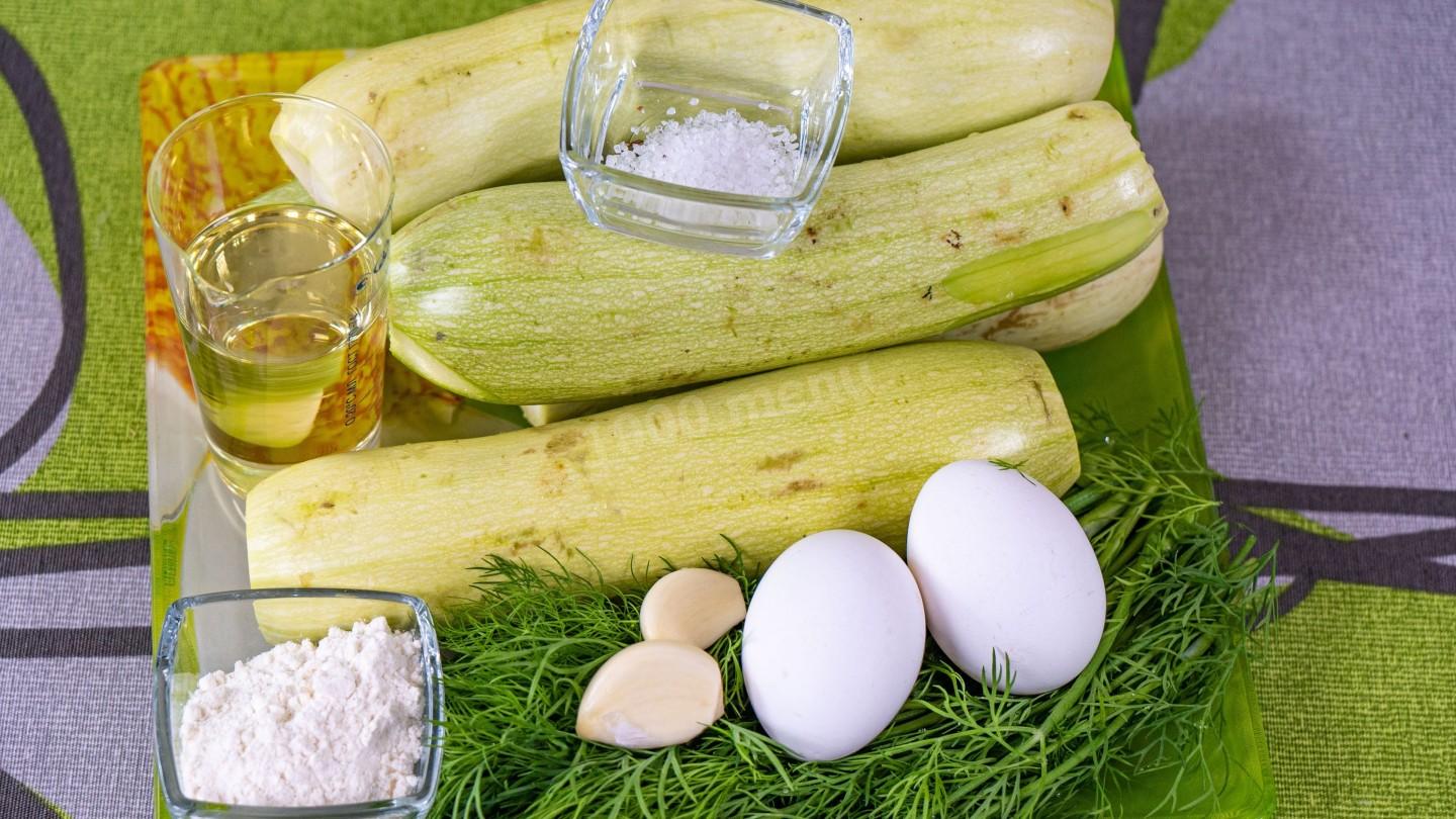 Шаг 1 приготовления Оладьи из молодых кабачков с чесноком и укропом