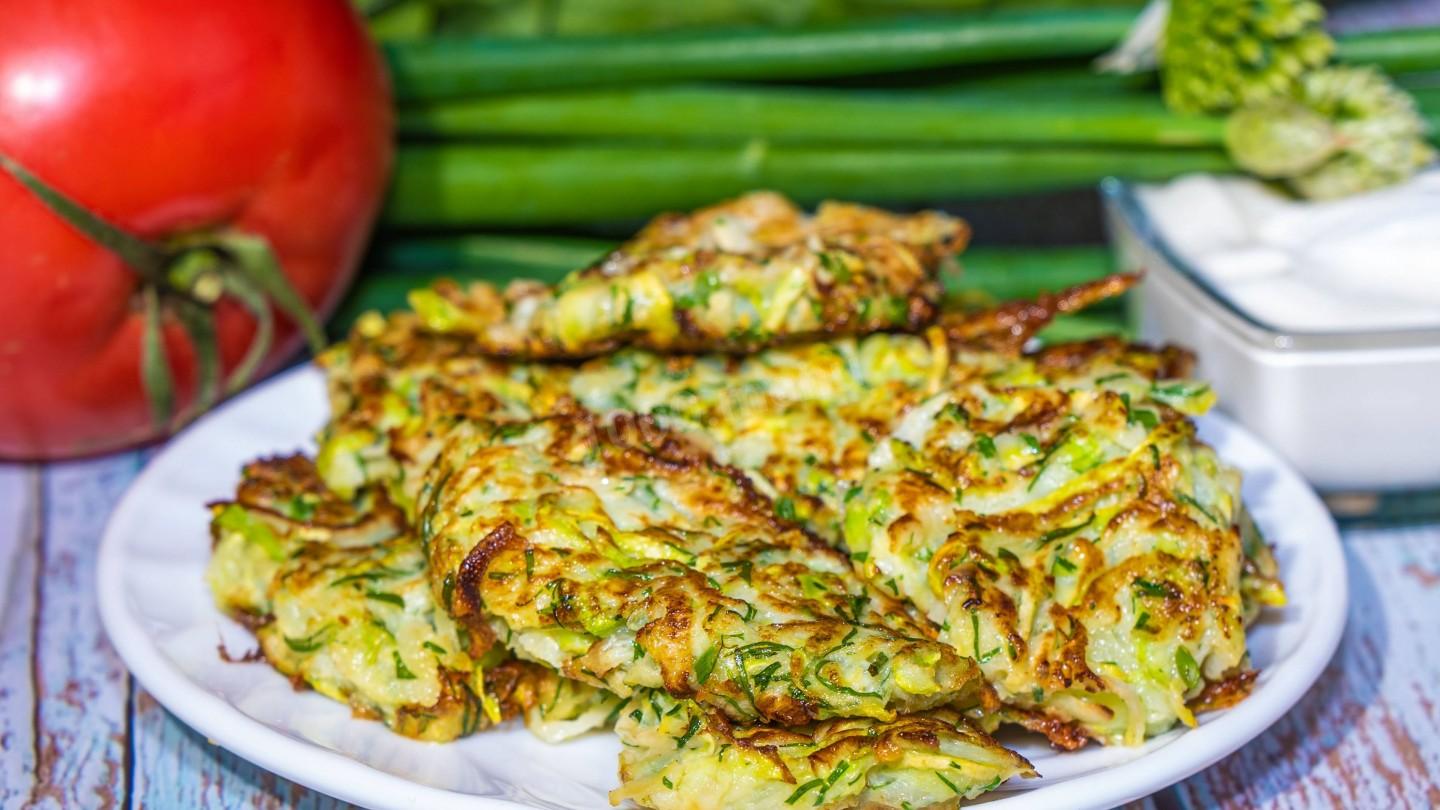 Шаг 12 приготовления Оладьи из молодых кабачков с чесноком и укропом