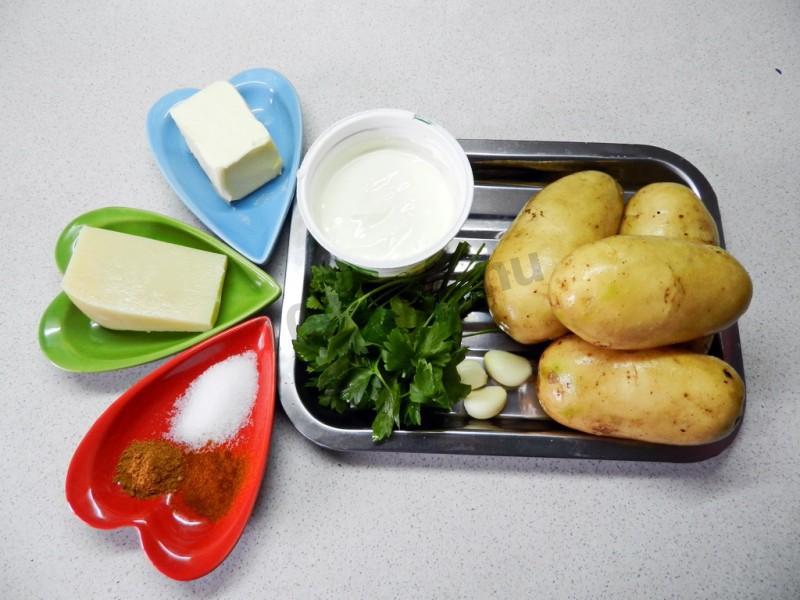 Шаг 1 приготовления Запеченная картошка с чесноком, сливочным маслом и укропом в духовке