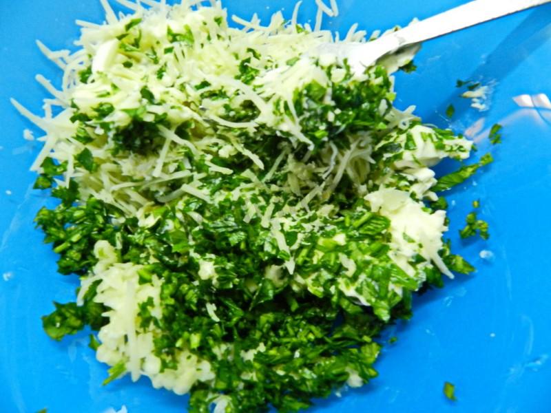 Шаг 4 приготовления Запеченная картошка с чесноком, сливочным маслом и укропом в духовке