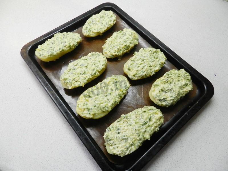 Шаг 7 приготовления Запеченная картошка с чесноком, сливочным маслом и укропом в духовке