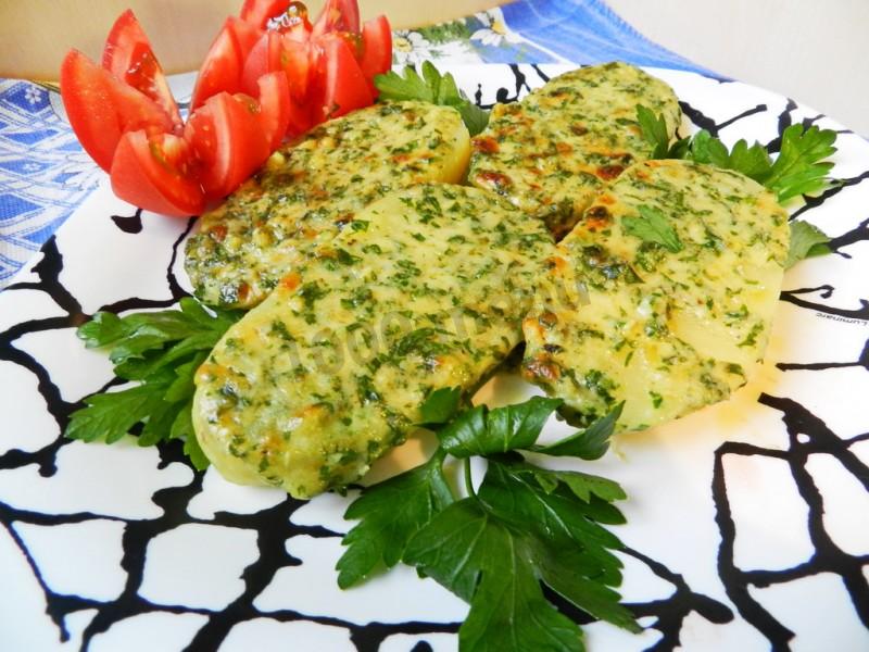 Шаг 9 приготовления Запеченная картошка с чесноком, сливочным маслом и укропом в духовке
