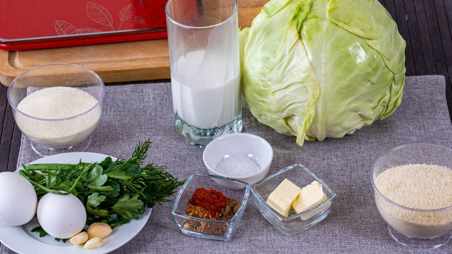 Шаг 1 приготовления Пикантные котлеты из капусты с манной крупой