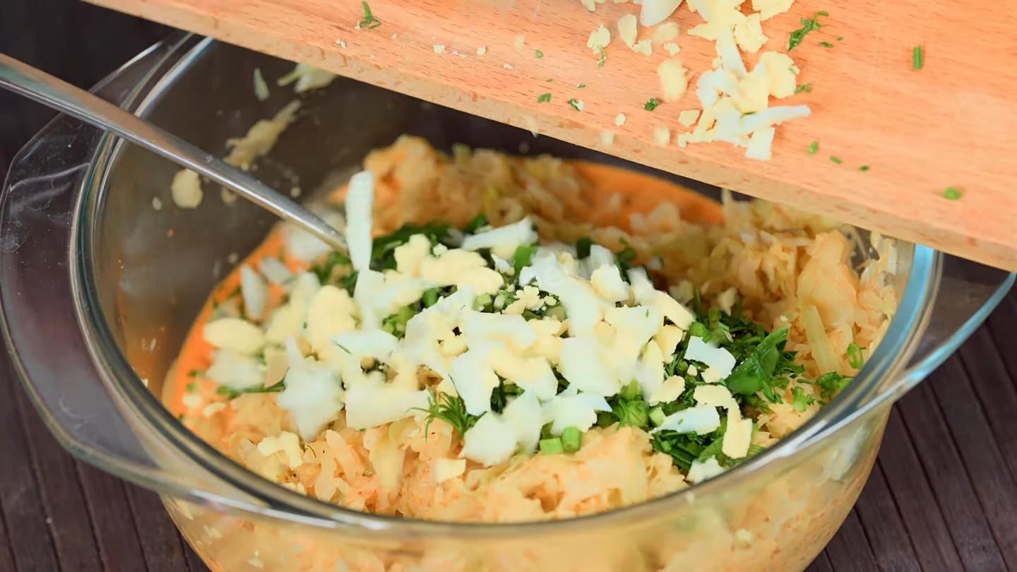 Шаг 10 приготовления Пикантные котлеты из капусты с манной крупой