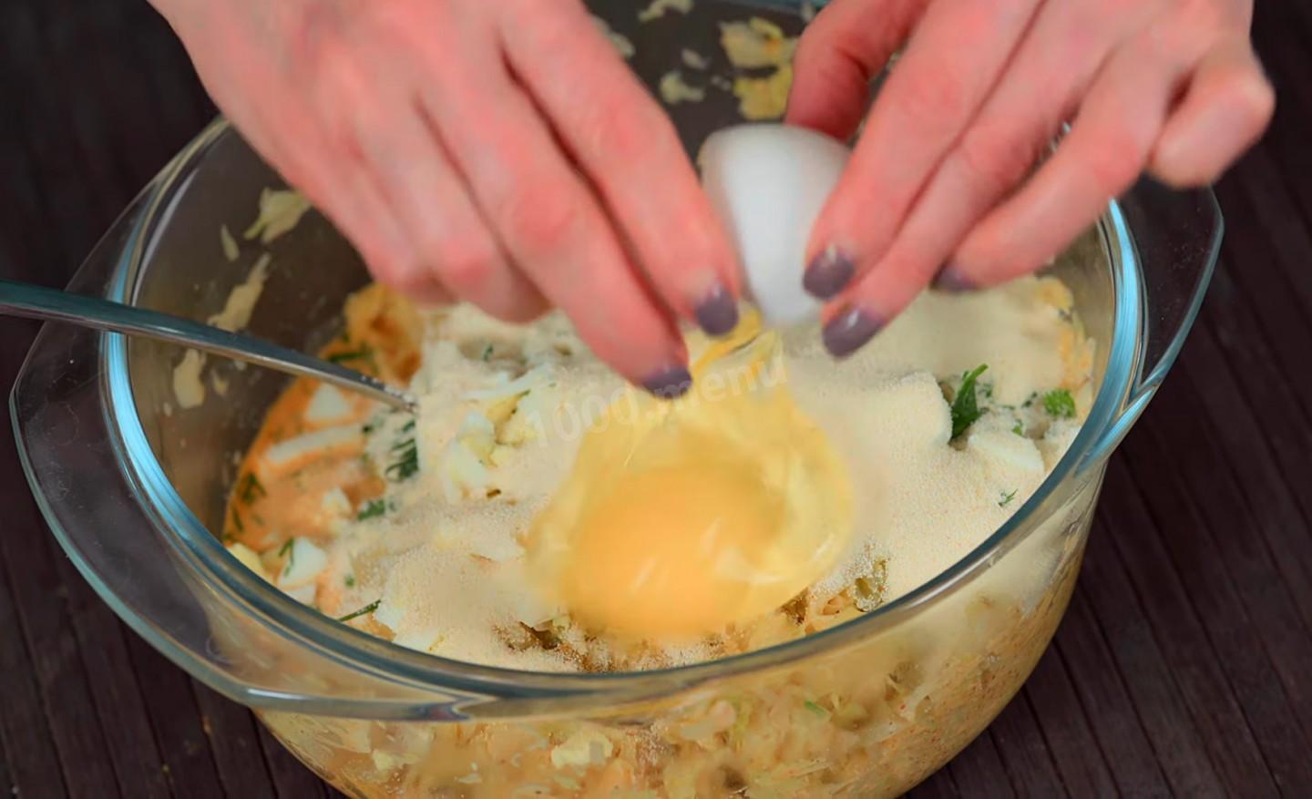 Шаг 12 приготовления Пикантные котлеты из капусты с манной крупой