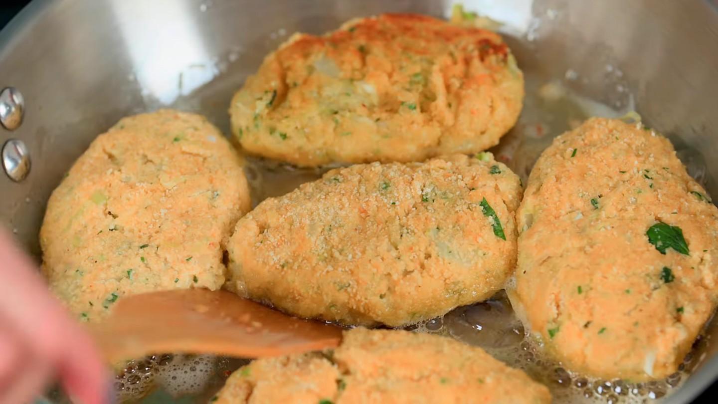 Шаг 16 приготовления Пикантные котлеты из капусты с манной крупой