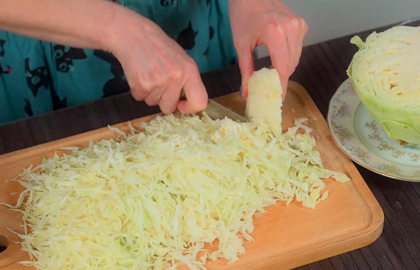 Шаг 2 приготовления Пикантные котлеты из капусты с манной крупой