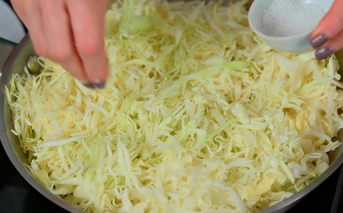 Шаг 3 приготовления Пикантные котлеты из капусты с манной крупой