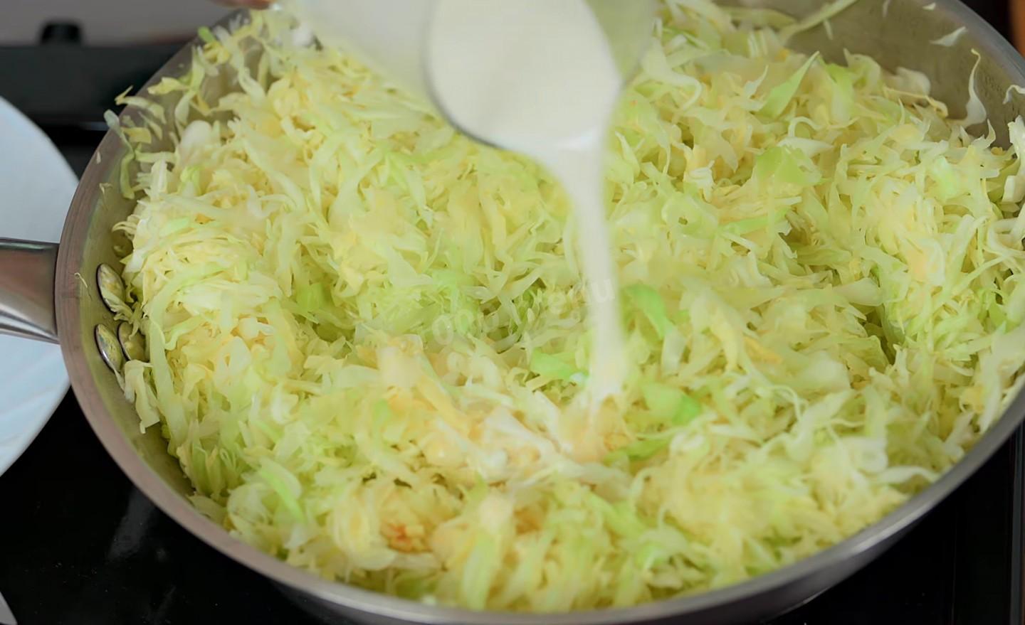 Шаг 4 приготовления Пикантные котлеты из капусты с манной крупой