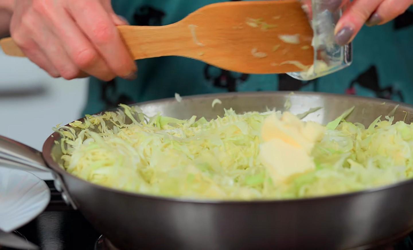 Шаг 5 приготовления Пикантные котлеты из капусты с манной крупой