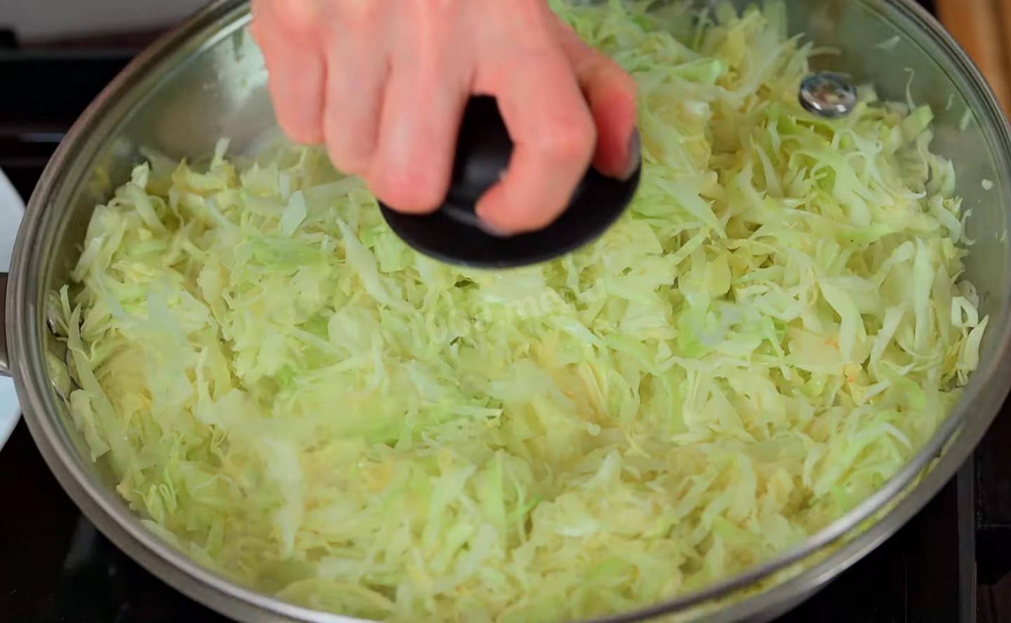 Шаг 6 приготовления Пикантные котлеты из капусты с манной крупой