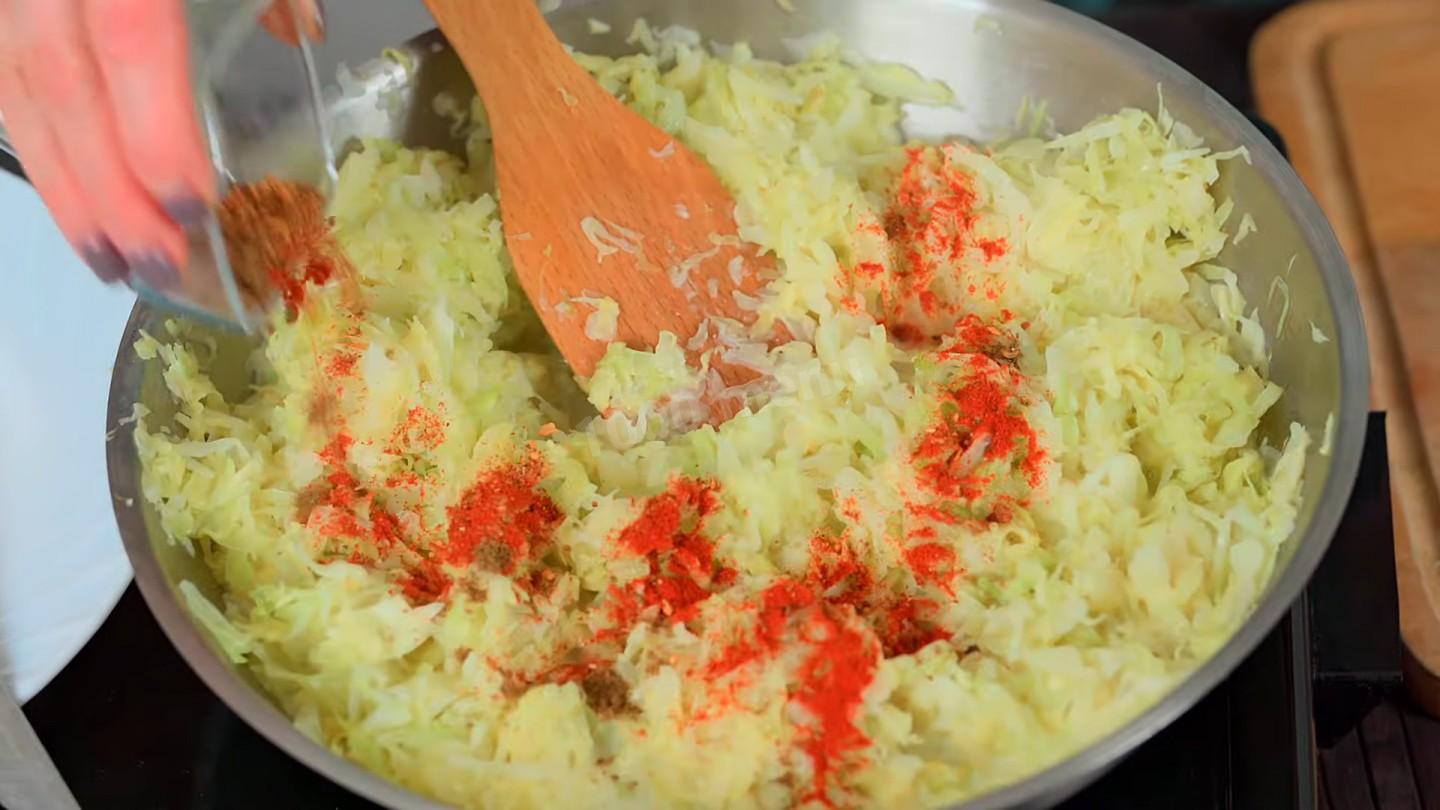 Шаг 7 приготовления Пикантные котлеты из капусты с манной крупой