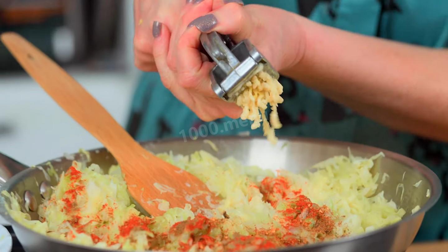 Шаг 8 приготовления Пикантные котлеты из капусты с манной крупой