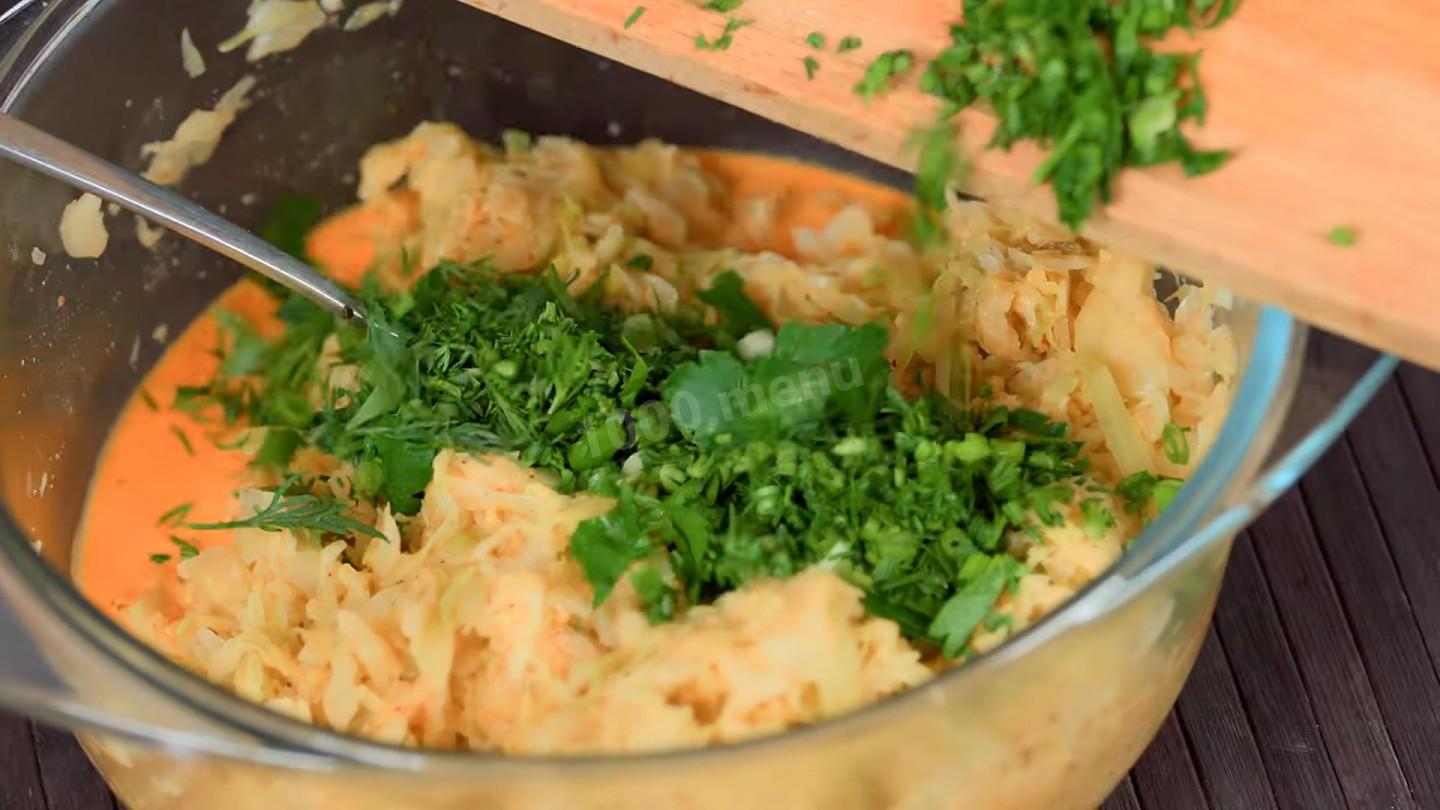 Шаг 9 приготовления Пикантные котлеты из капусты с манной крупой