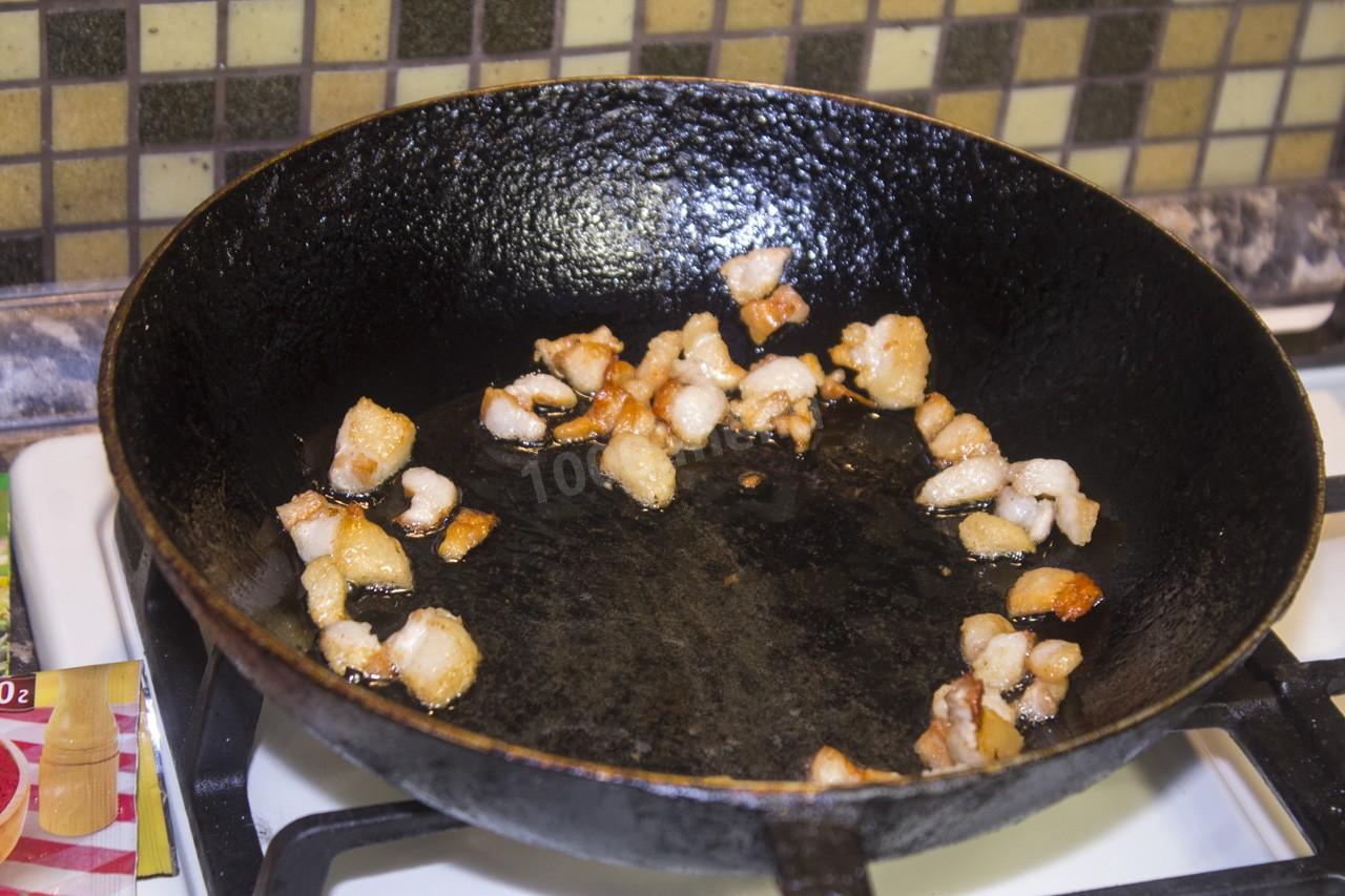 Шаг 6 приготовления Картошка на сале с чесноком и мукой
