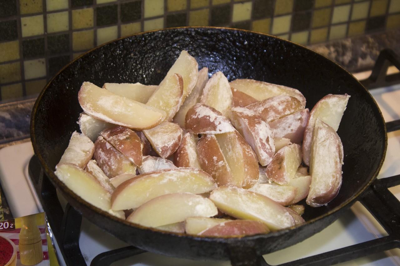 Шаг 8 приготовления Картошка на сале с чесноком и мукой
