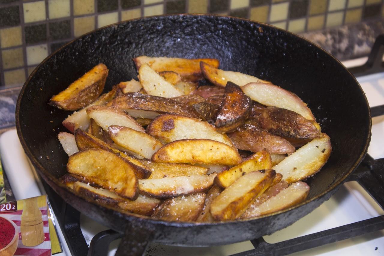 Шаг 9 приготовления Картошка на сале с чесноком и мукой