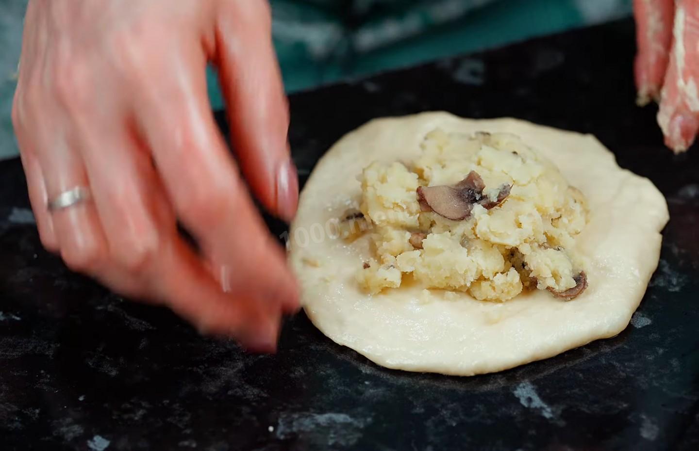 Шаг 22 приготовления Жареные пирожки с картошкой луком грибами без дрожжей