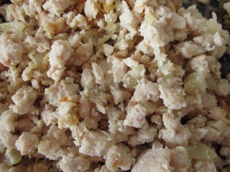 Шаг 2 приготовления Лапшевник с мясом и сыром